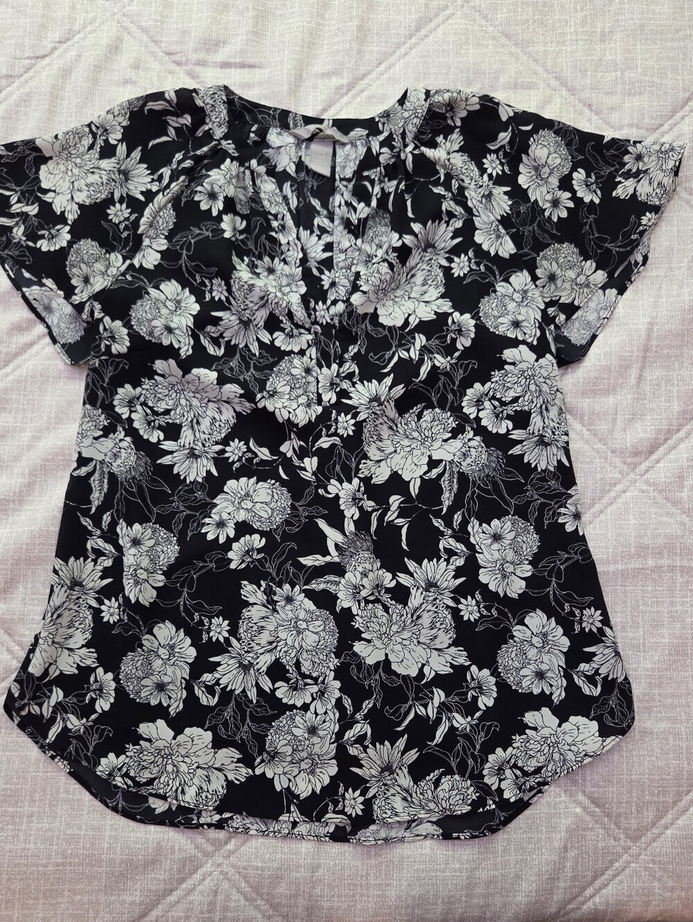 🔷️ H&M Black Floral Tie-Neck Blouse Size Medium